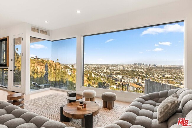 Foto del edificio - 8425 Hillside Ave