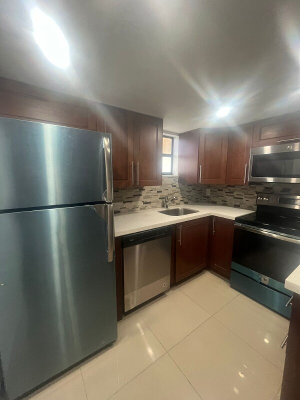 Foto del edificio - 8290 Lake Dr