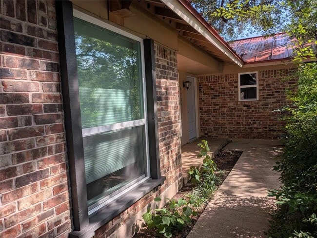 Building Photo - 9705 Marlborough Dr