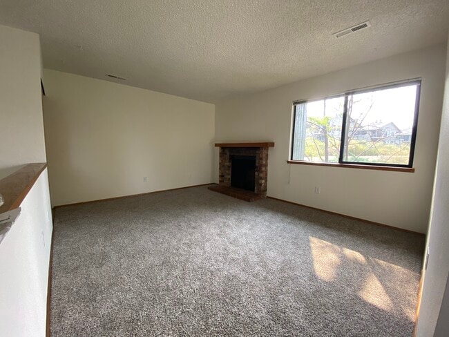 Building Photo - 512 11th St NE