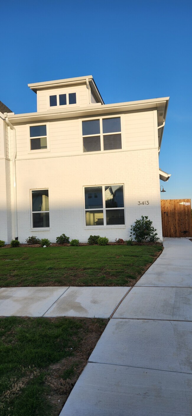Building Photo - 3413 Lake District Ln