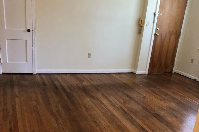 Living Room - 814 Jefferson St