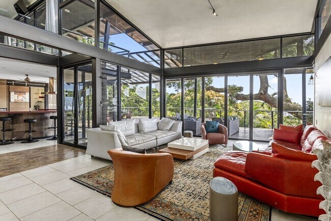 Foto del edificio - Tantalus Glass House: Modern Luxury with Stunning Honolulu Views & Lanai