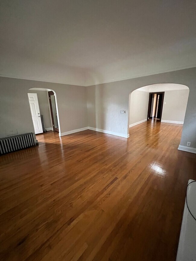 Building Photo - 5 bed/2 bath Home sits on a quiet block in...