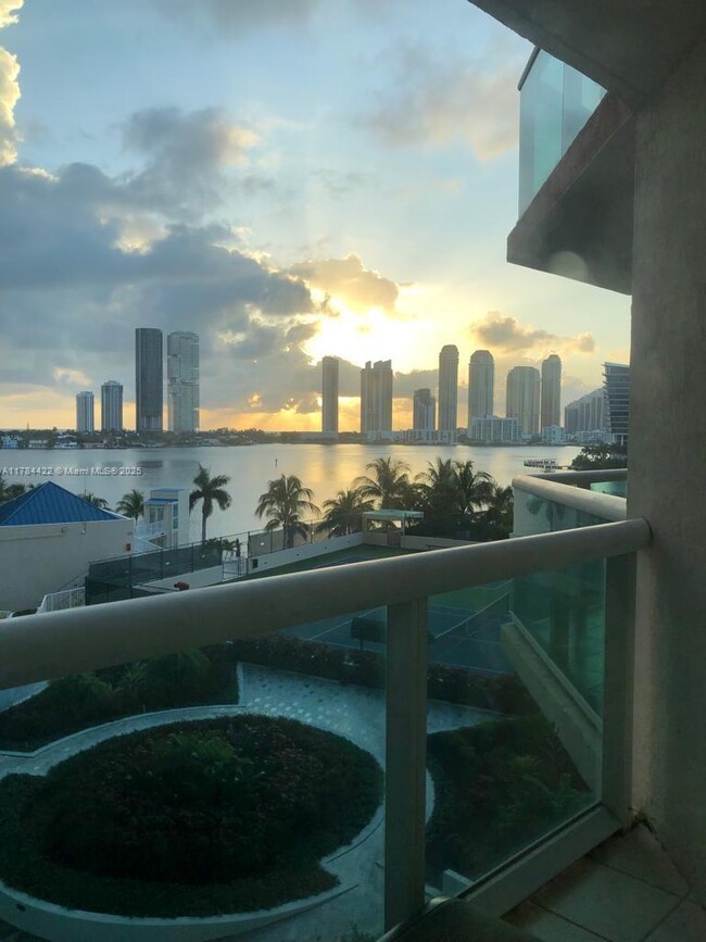 Foto del edificio - 3370 Hidden Bay Dr