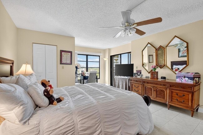Foto del edificio - 14460 Strathmore Ln