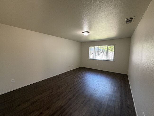 Foto del edificio - 1401 E Rumble Rd