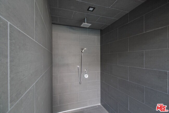 Foto del edificio - 838 N Doheny Dr