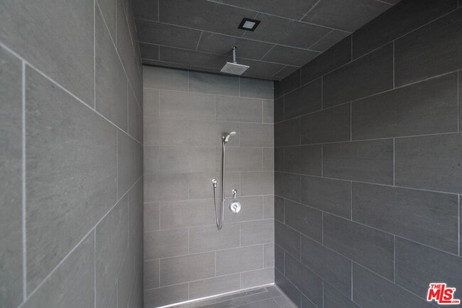 Building Photo - 838 N Doheny Dr
