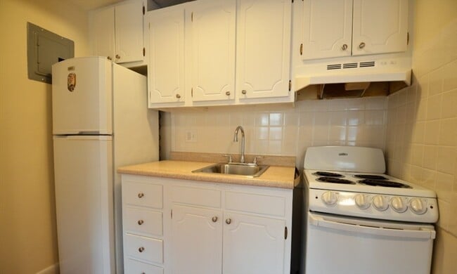 Building Photo - 168 N Beacon St