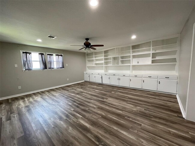 Building Photo - 817 N Valderas St