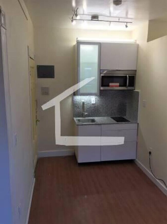 Building Photo - Studio Apartment Close to BU and the Green Line