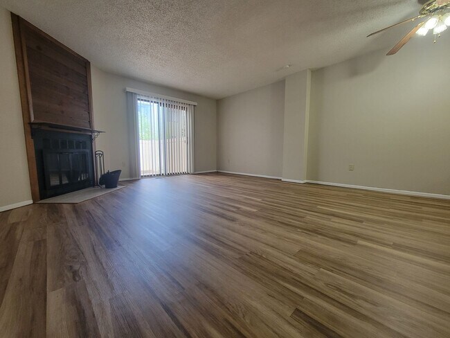 Building Photo - 3 Bedroom Townhome with Attached Garage In...
