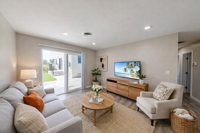 Building Photo - 4Bed/2 Bath on Tipton!