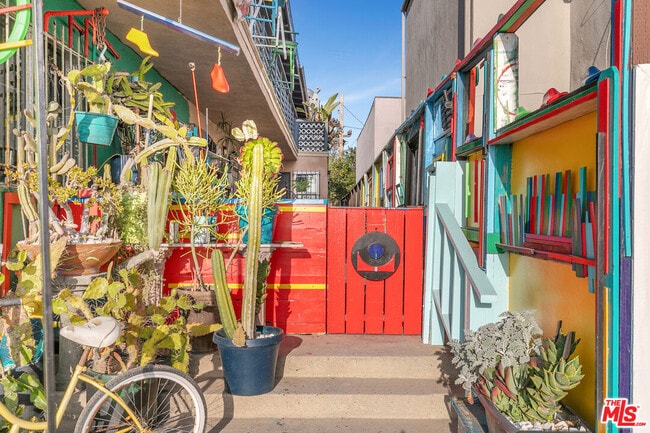 Building Photo - 717 Ocean Front Walk