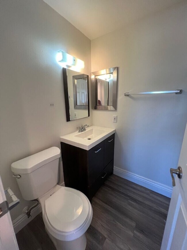 Building Photo - 3 bedroom, 2 bath single story home in cen...