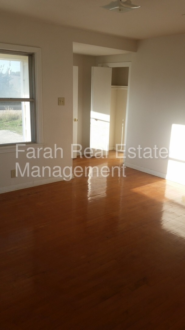 Building Photo - 5400 Farah Pl