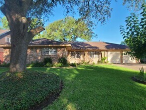 Building Photo - 2212 Locklaine Dr