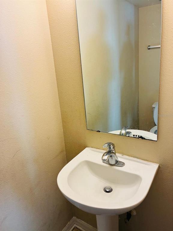 Building Photo - 5662 Oakwood Knoll Dr