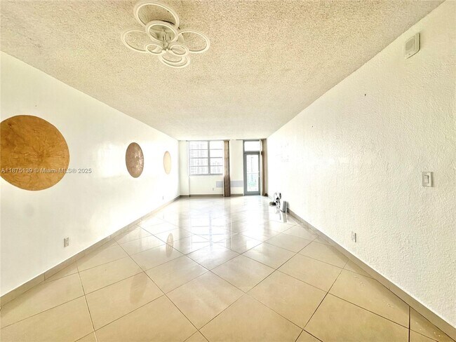 Foto del edificio - 19390 Collins Ave