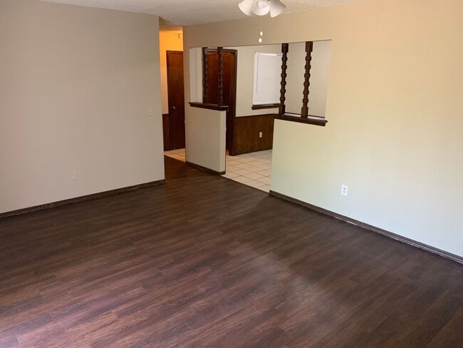 Building Photo - 3 Bed 2 Bath in OKC!