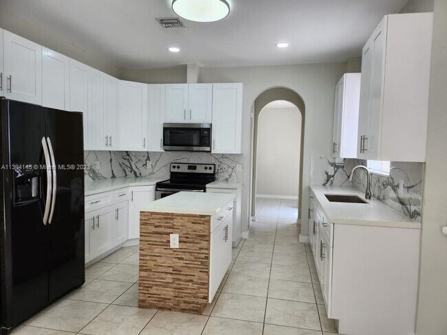 Building Photo - 2240 SE 19th Ave