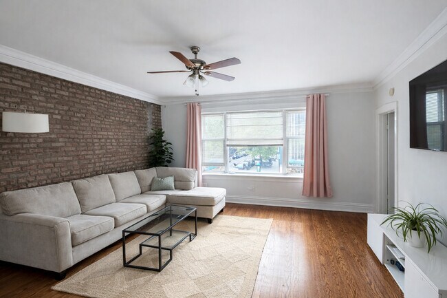 Building Photo - 2461 N Clark St