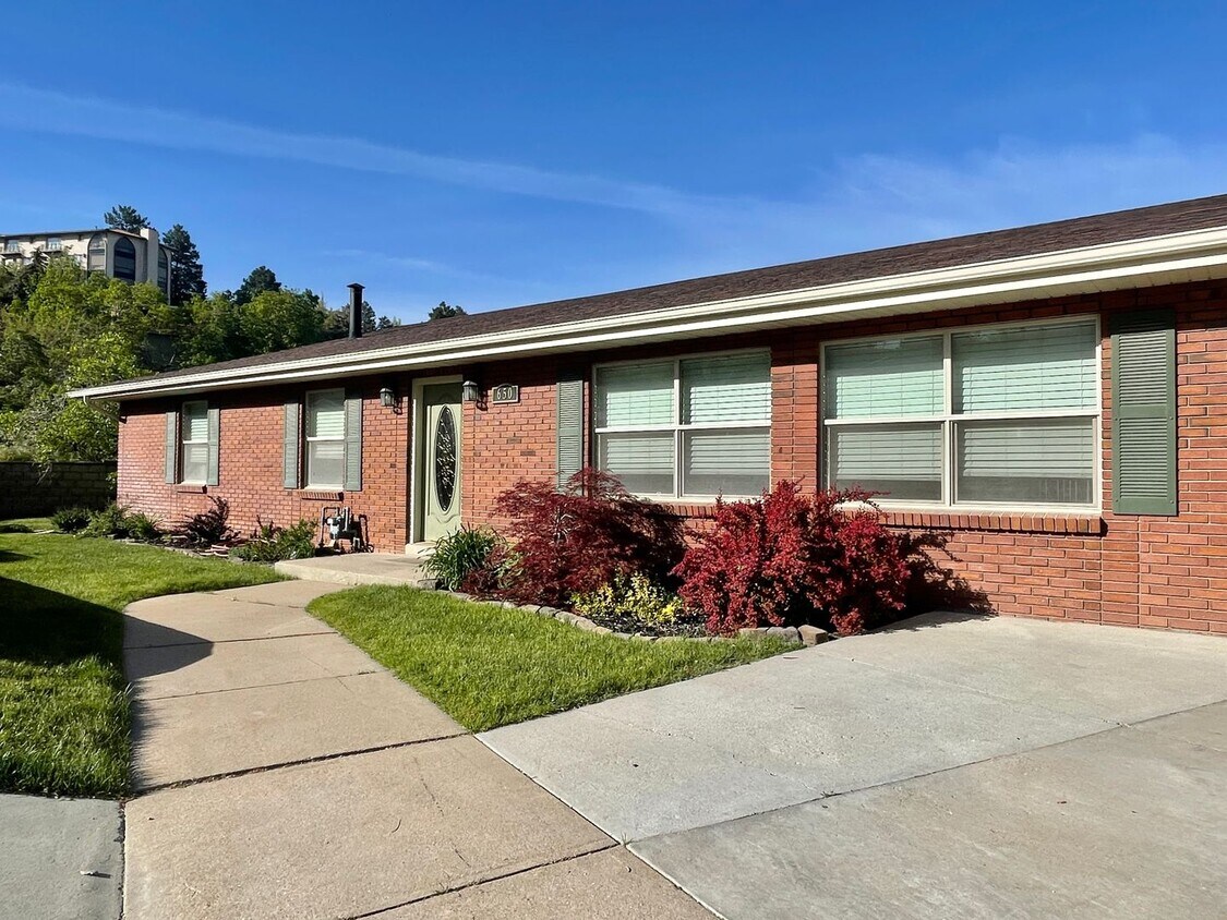 Foto principal - Gorgeous Home with Stunning Views!