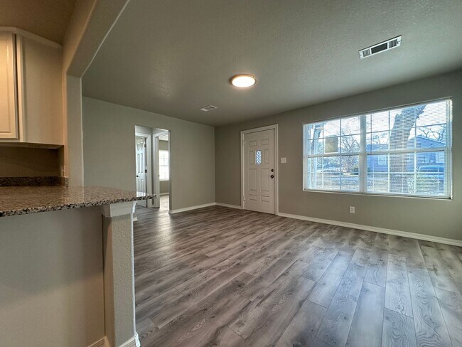 Foto del edificio - Fully Remodeled 4 Bed / 2 Bath Home in For...