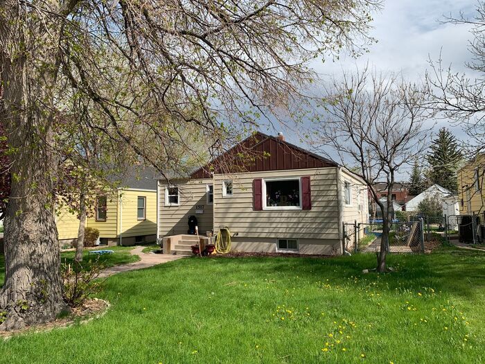 Foto principal - Charming 2 bed, 2 bath home located in Cen...