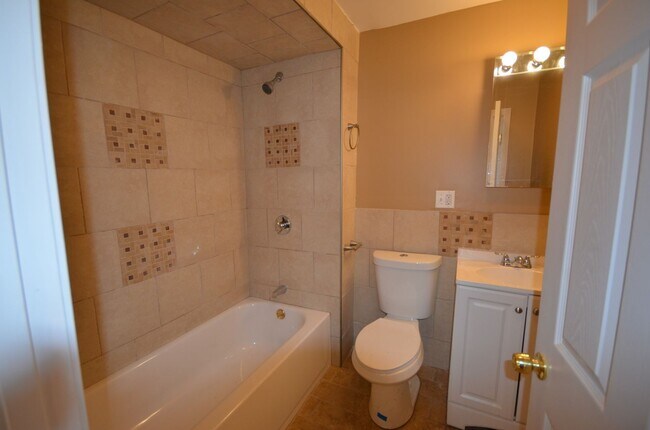 Foto del edificio - Pet Friendly 3 bedroom 1 bath in Eastie!