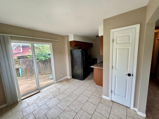 Building Photo - 230 SE 121st Rd