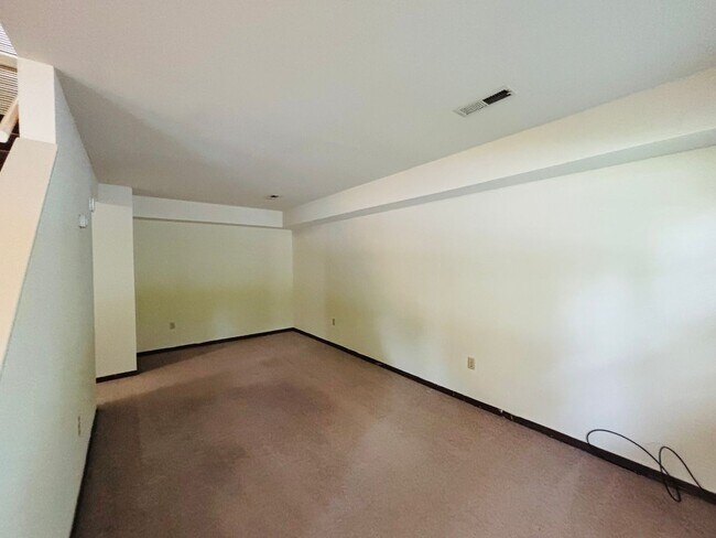 Building Photo - 2 Bedroom 1.5 Bathroom Townhouse