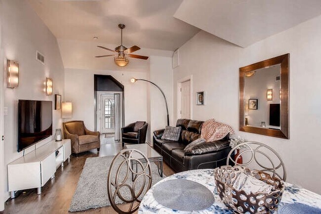 Building Photo - 420 W Oak St