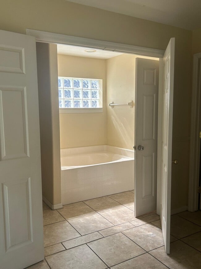 Building Photo - 164 Redwing Ct