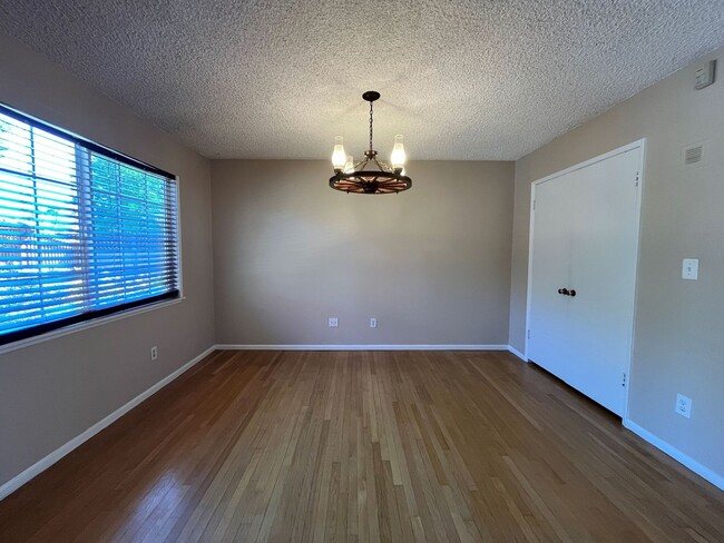 Foto del edificio - Canoga Park 3BR w/pool + great backyard, o...