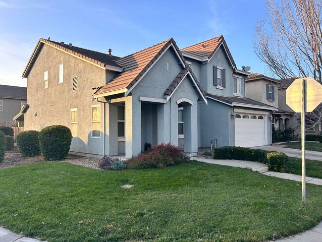 Building Photo - Beautiful Large 4 Bedroom/3 Full Bath Modesto