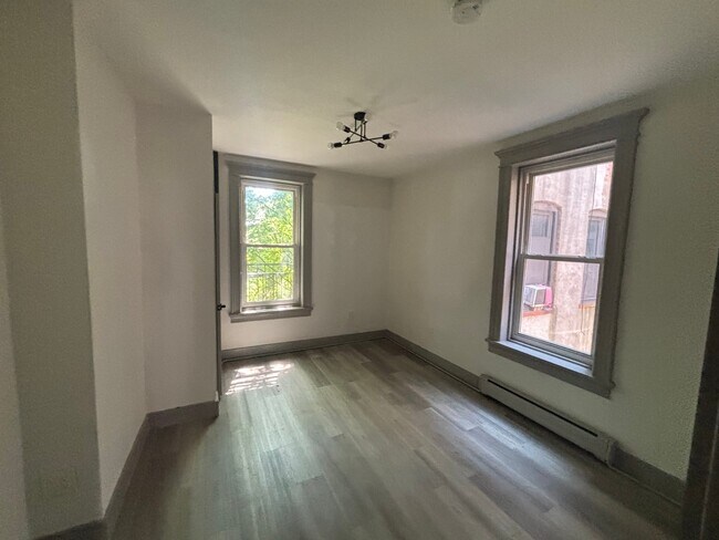Foto del edificio - 83 Bostwick Ave