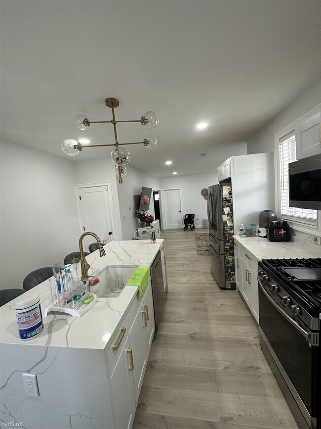 Foto del edificio - 4 br, 1.5 bath Duplex - 1527 Hyde Park Ave