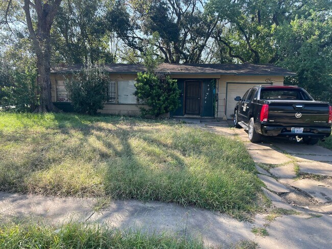 Building Photo - 5782 Belcrest St