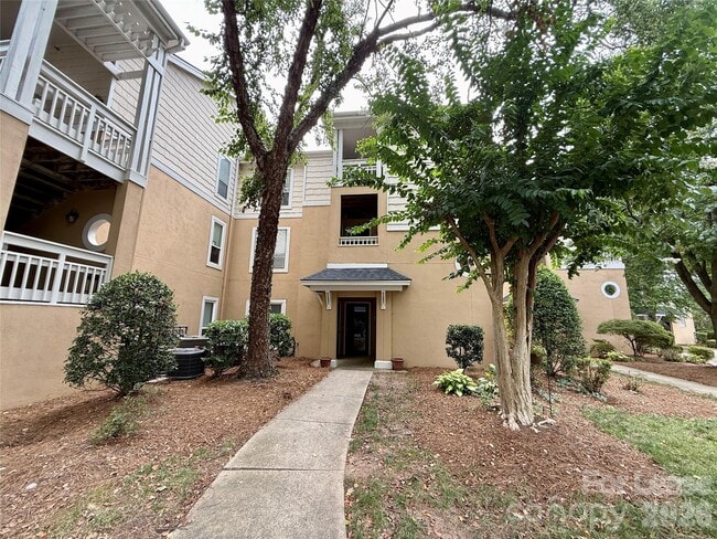 Building Photo - 18009 Kings Point Dr