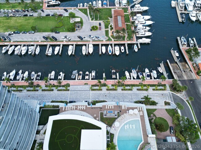 Building Photo - 220 Lake Shore Dr