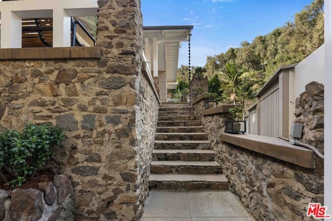 Foto del edificio - 8050 Jovenita Canyon Dr