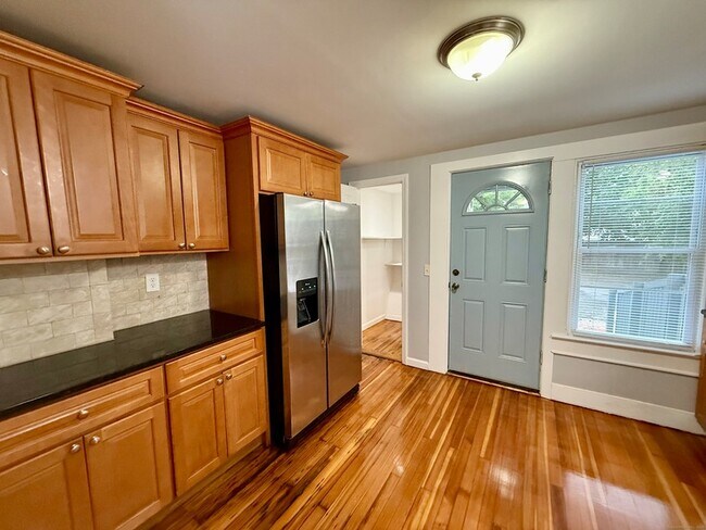 Building Photo - 16 1/2 W Main Street Unit