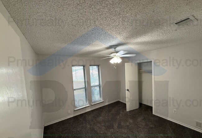 Foto del edificio - AVAILABLE NOW!!! Beautiful 3/2/2 house located in the desirable DeSoto area