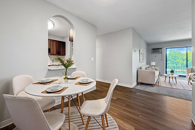 Área de comedor - Welcome to Equinox Apartments