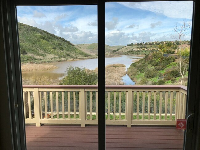 Foto del edificio - 4Bd/2.5 Ba Home with incredible views of Hubbert Lake! Call for details or to schedule showing!