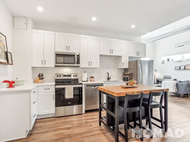 Foto del edificio - Top Floor Corner Unit 1 Bedroom Condo in S...