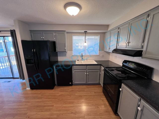 Foto del edificio - Charming 3-Bed, 2-Bath Home in Sandy, OR –...