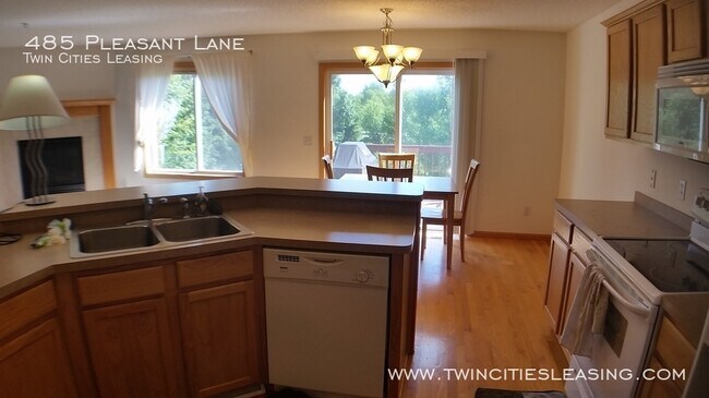 Foto del edificio - 3 Bedrooms on Top Floor with Private Maste...